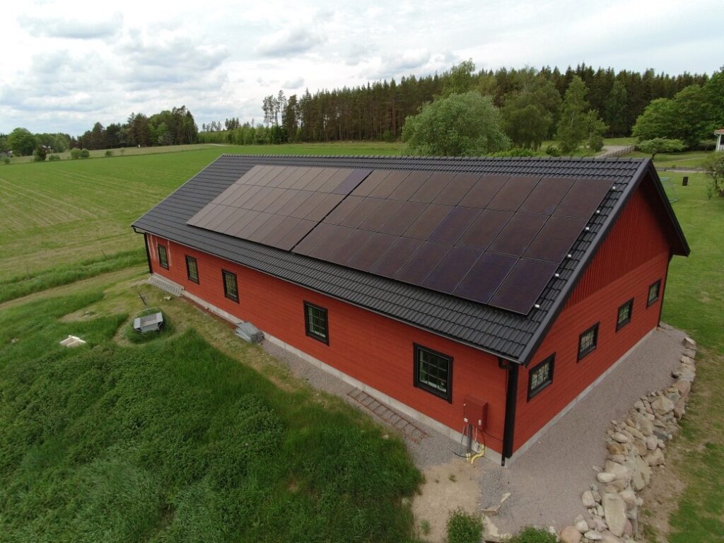 Installation av solceller i Vetlanda